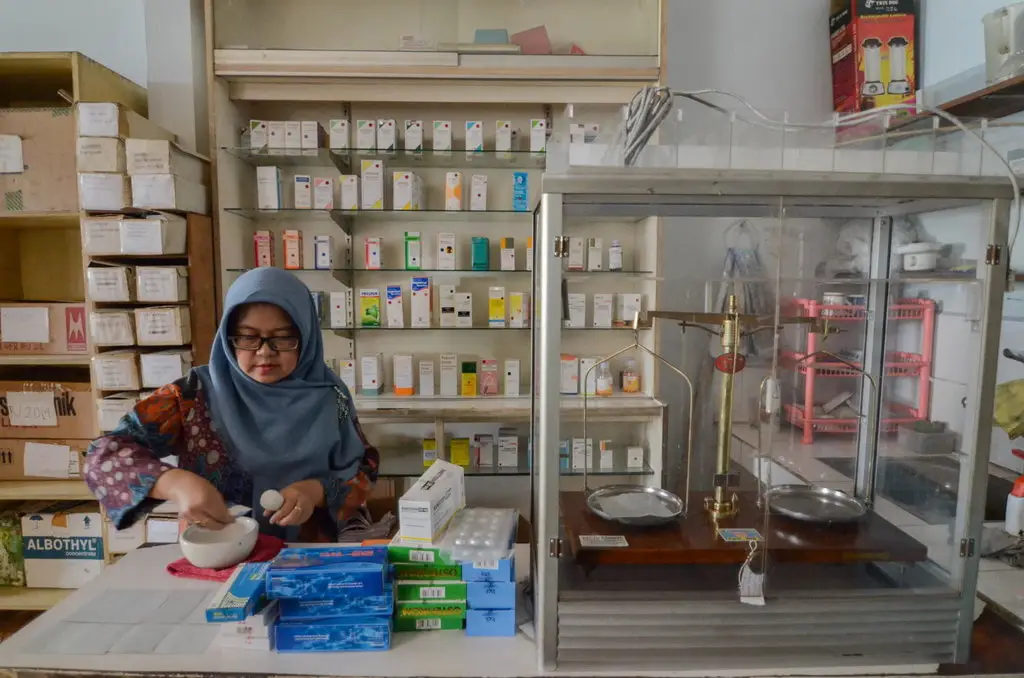 Seorang asisten apoteker meracik obat di Apotek Arcamanik, Bandung, Jawa Barat, Rabu (21/3/2018). ANTARA FOTO/Raisan Al Farisi